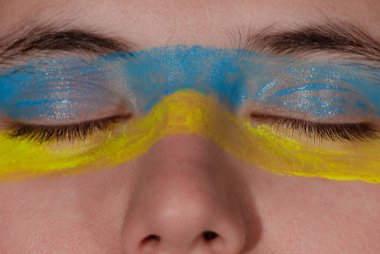 Ukrayna bayrağının renkleri hüzünlü mavi gözlerle ağlıyordu..