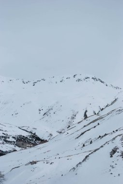 Pireneler 'in karlı dağları kayak tatili için