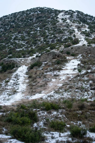 Verschneiter Berg Mit Schneebedeckten Straßen Auf Dem Boden Und Gras — Stockfoto