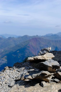 Dağların tepesinde taş bir taş heykel ve güzel manzarası var.