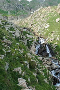 Dağlar ve doğa ile dolu yüksek dağlarla çevrili bir nehir.