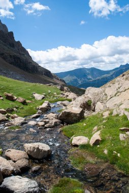 Dağlar ve doğa ile dolu yüksek dağlarla çevrili bir nehir.