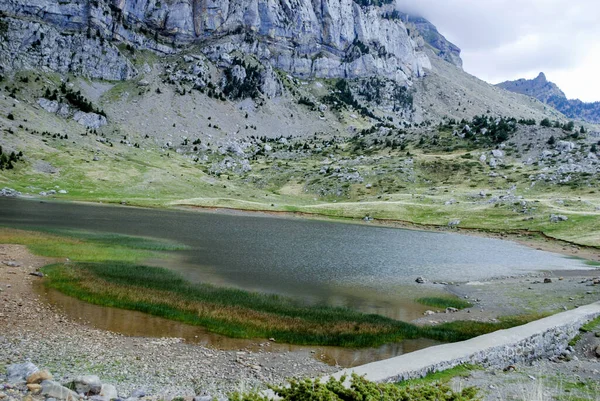 山と自然豊かな風景の中に高い山に囲まれた湖 — ストック写真
