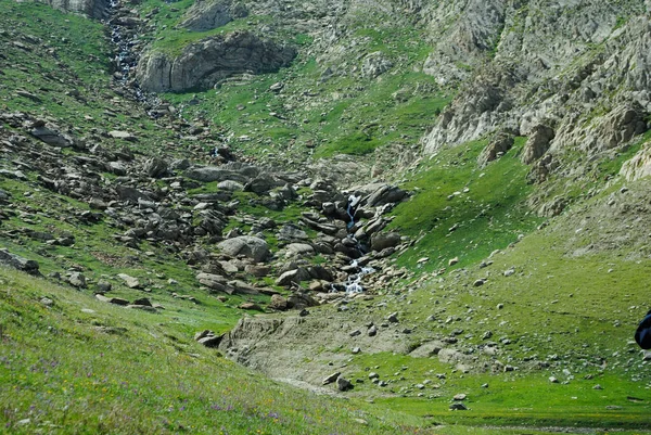 Floden Omgiven Höga Berg Ett Landskap Fullt Berg Och Natur — Stockfoto