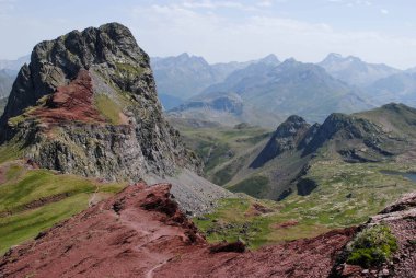 Berrak gökyüzü ve kayalık önplanı olan dağlık vadi manzarasının güzel manzarası