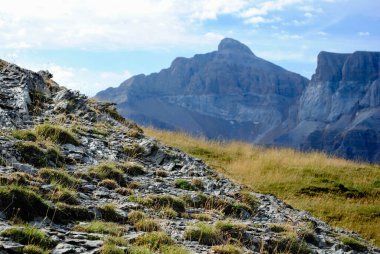 Önünde açık gökyüzü ve kayalar olan güzel dağ vadisi manzarası