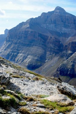Önünde açık gökyüzü ve kayalar olan güzel dağ vadisi manzarası