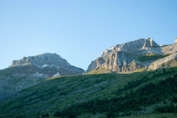 Green Hill Full Nature Rocks Mountainous Landscape Blue Clear Skies — Stock Photo, Image