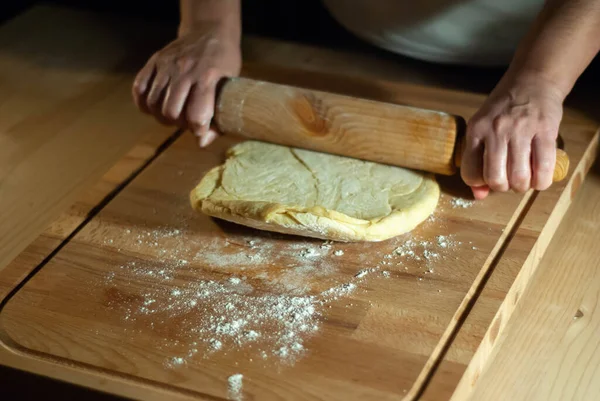 Bäckerhände Bearbeiten Den Mehlteig Auf Einem Holzbrett — Stockfoto