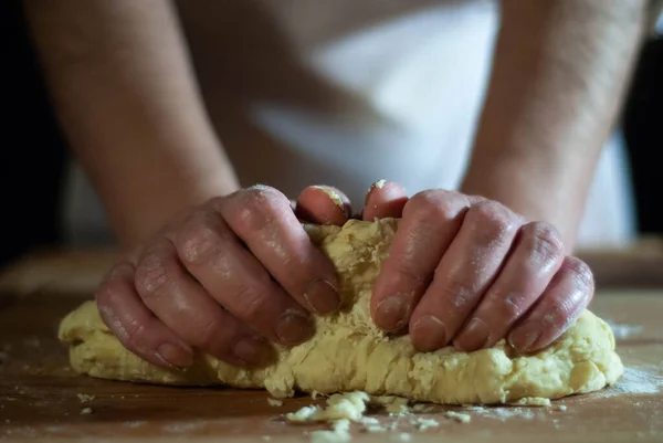 Baker Elleri Tahtanın Üzerinde Hamuru Üzerinde Çalışıyor — Stok fotoğraf