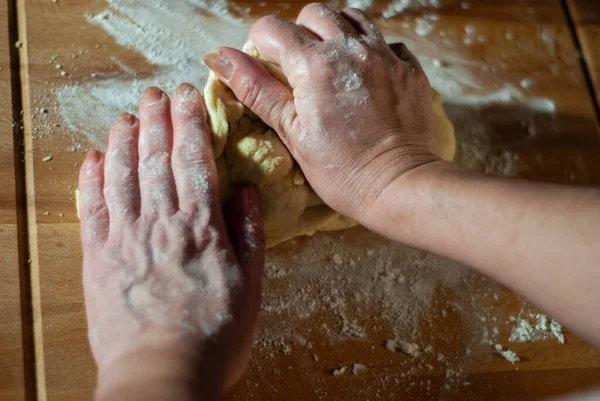 Ręce Piekarza Obrabiające Ciasto Drewnianej Desce — Zdjęcie stockowe