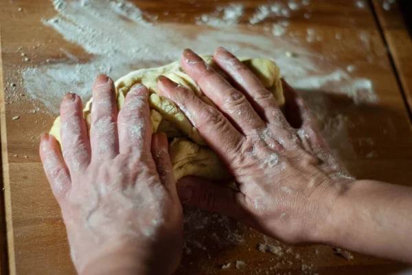 Baker Elleri Tahtanın Üzerinde Hamuru Üzerinde Çalışıyor — Stok fotoğraf