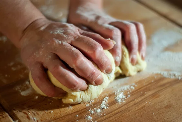 Las Manos Baker Trabajando Masa Harina Una Tabla Madera — Foto de Stock