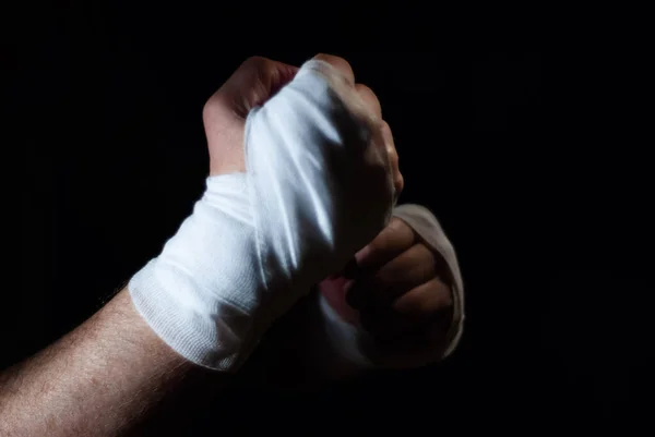 Mãos Boxeador Com Ligaduras Brancas Preparado Para Lutar Uma Batalha — Fotografia de Stock