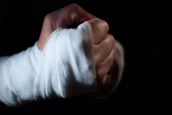 一个戴着白色绷带的拳击手的手准备参加一场运动比赛 — 图库照片