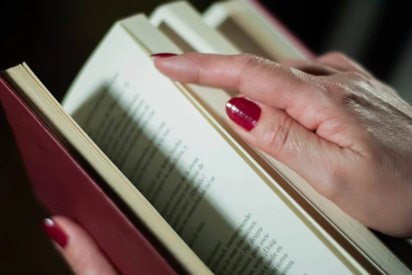 Hände Halten Ein Buch Das Eine Ältere Frau Mit Ihren — Stockfoto