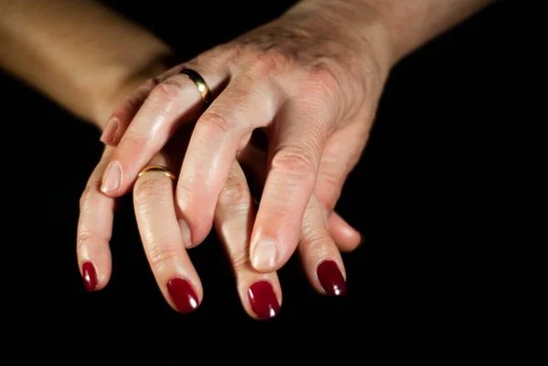 Ruce Manžela Manželky Láskyplně Drží Ruce Zatímco Ženatý Mnoho Let — Stock fotografie