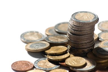 Yatırım, ticaret ve iş zenginleştirme için beyaz arka planda bir sürü euro para
