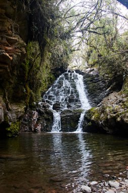 Soğuk havada şelaleli nehir manzarası, Ekvador