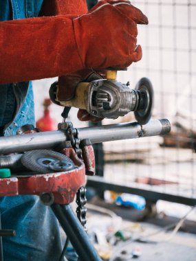 Demir lehimleme, demir lehimlemede çalışan adam, kaynak kıvılcımları, adamlar.