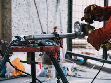 Demir lehimleme, demir lehimlemede çalışan adam, kaynak kıvılcımları, adamlar.