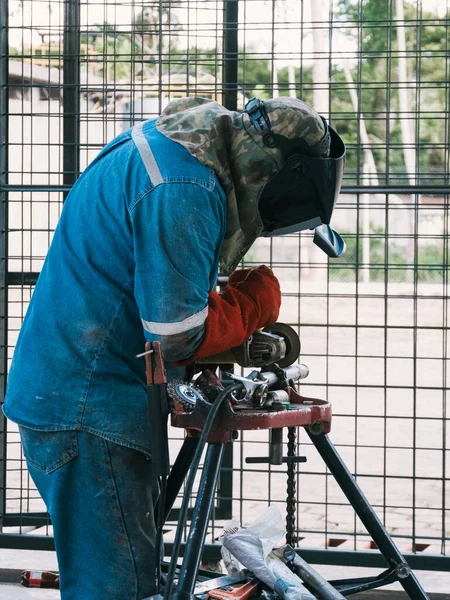 Σιδερένια Συγκόλληση Άνθρωπος Που Εργάζονται Συγκόλληση Σιδήρου Σπινθήρες Συγκόλλησης Άνδρες — Φωτογραφία Αρχείου