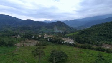 Yağmur Ormanı 'ndaki Nehrin Hava Görüntüsü, Latin Amerika İHA' sı