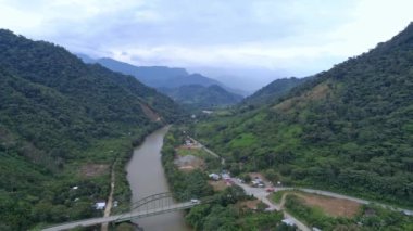 Yağmur Ormanı 'ndaki Nehrin Hava Görüntüsü, Latin Amerika İHA' sı