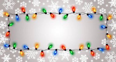 Noel ışıkları sınırda ve kar taneleri, hafif tel çerçeve. Ampullü renkli bir Noel çerçevesi. Noel ışıkları dekoratif çelenkler. Dekoratif çelenk. Xmas hafif sınır etkisi. Tatil dekorasyonu