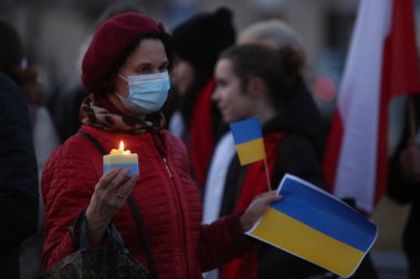 DAUGAVPILS, LATVIA - 2 Mart 2022. Rusya 'nın askeri saldırısına karşı Daugavpils' te (Letonya) Ukrayna 'yı destekleme eylemi. Pankartlı ve bayraklı insanlar