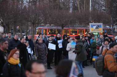 DAUGAVPILS, LATVIA - 2 Mart 2022. Rusya 'nın askeri saldırısına karşı Daugavpils' te (Letonya) Ukrayna 'yı destekleme eylemi. Pankartlı ve bayraklı insanlar