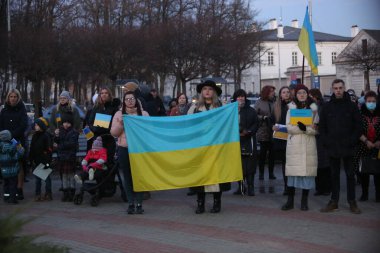 DAUGAVPILS, LATVIA - 2 Mart 2022. Rusya 'nın askeri saldırısına karşı Daugavpils' te (Letonya) Ukrayna 'yı destekleme eylemi. Pankartlı ve bayraklı insanlar