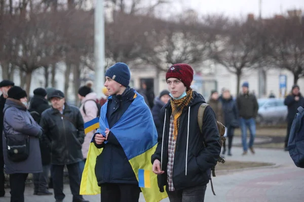 Daugavpils Latvia 2022年3月2日 在多加弗罗什 拉脱维亚 支持乌克兰反对俄罗斯军事侵略的行动 手持标语牌和旗帜的人 — 图库照片