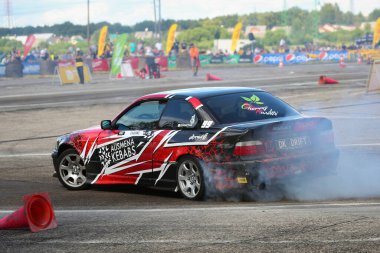 DAUGAVPILS, LATVIA - 10 Temmuz 2022. Letonya Şampiyonası 'nın üçüncü raundu. Blazma karting pistinde yarışma