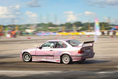 DAUGAVPILS, LATVIA - 10 Temmuz 2022. Letonya Şampiyonası 'nın üçüncü raundu. Blazma karting pistinde yarışma