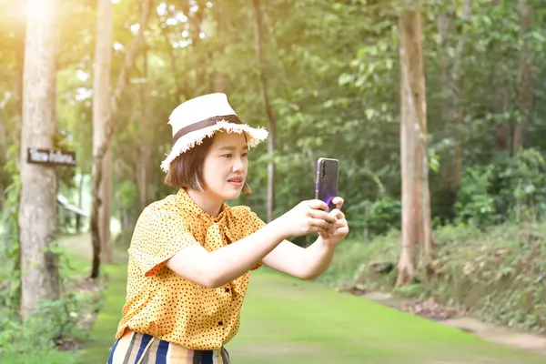 幸せなアジアの女の子は 携帯電話で写真を撮る 夏休みの旅行中に自然の写真を撮る女の子 — ストック写真