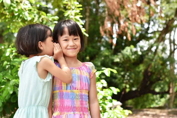 Δύο Μικρά Κορίτσια Ψιθυρίζουν Στο Αυτί Στο Πάρκο Έξω Φιλία — Φωτογραφία Αρχείου