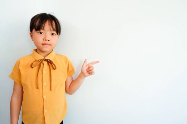 Alçı arka planda sarı gömlekli bir kızın işaret eden bir fotoğrafı..