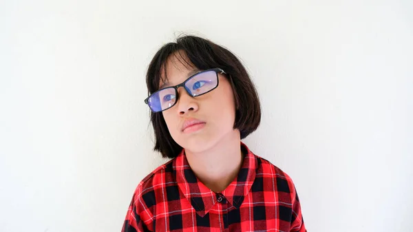 Dívka Brýlích Ukazuje Její Znuděný Obličej Červených Pruhovaných Šatech — Stock fotografie