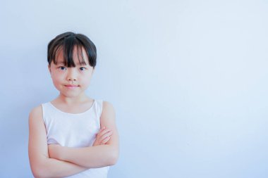 Bir akşam egzersizi sırasında parlak bir yüzle elini kucaklayan yarı vücutlu bir kızın fotoğrafı..