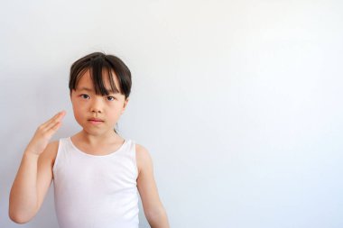 Açık havada sabah egzersizi yaparken elini kaldıran yarım göğüslü bir kadının parlak bir yüzüyle fotoğrafı..