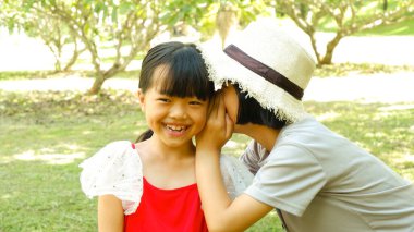 Parkta parlak yüzlü iki kız tatil yapıyor..