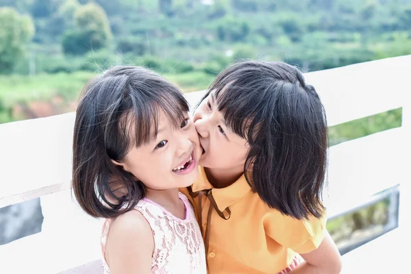 屋外の庭で遊んでいる2人の若いアジアの女の子 — ストック写真