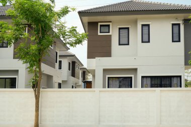 Sıraya dizilmiş köy topluluklarının oluşturduğu arka plan duvarı.