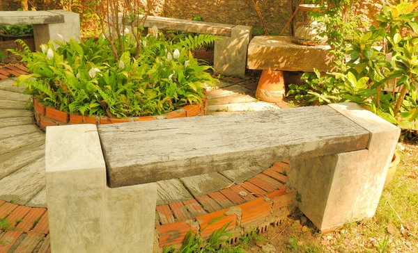 Jardin Fleuri Extérieur Brique Nature Dans Cour Avec Chaises Pour Image En Vente