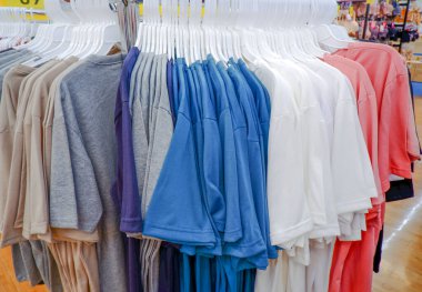 Alışveriş merkezindeki spor kıyafetlerinin ve kıyafetlerin fotoğrafları..