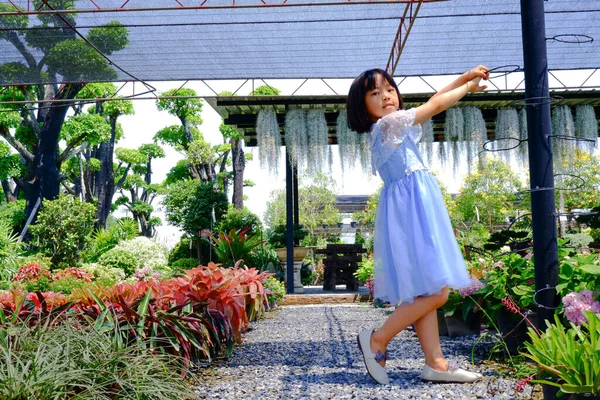 Фото Дівчини Блакитній Сорочці Відпочинок Відкритому Парку Квітковий Сад — стокове фото