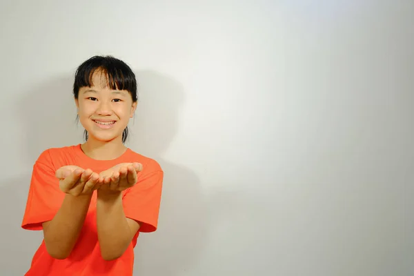 Азійська Дівчина Усміхненим Обличчям Піднятими Руками Помаранчевій Сорочці Білому Тлі — стокове фото