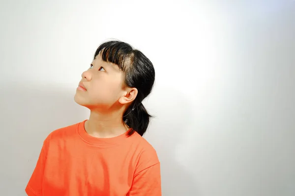 Portrét Mladé Asijské Dívky Pocity Tvářemi Dívá Nahoru Izolované Bílém — Stock fotografie