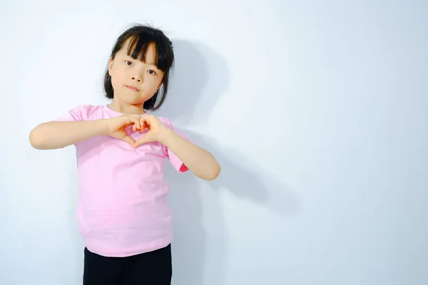 Ένα Μικρό Κορίτσι Φορώντας Ένα Ροζ Κοντομάνικο Πουκάμισο Που Δείχνει — Φωτογραφία Αρχείου